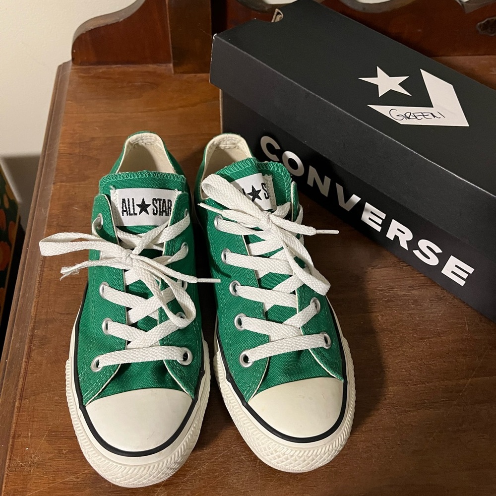 Converse  Sneakers in Green and White women’s size 6.
